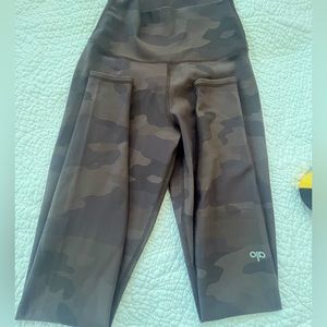ALO Yoga High-Waist Vapor Leggings in Coco Camo XS